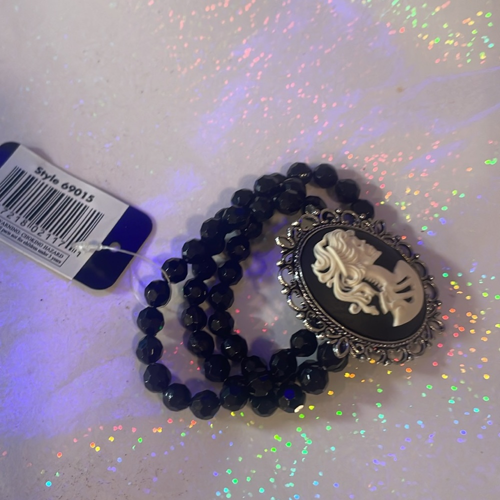 Elegant Black Cameo stretchy Elastic  Bracelet - Picture 2 of 4